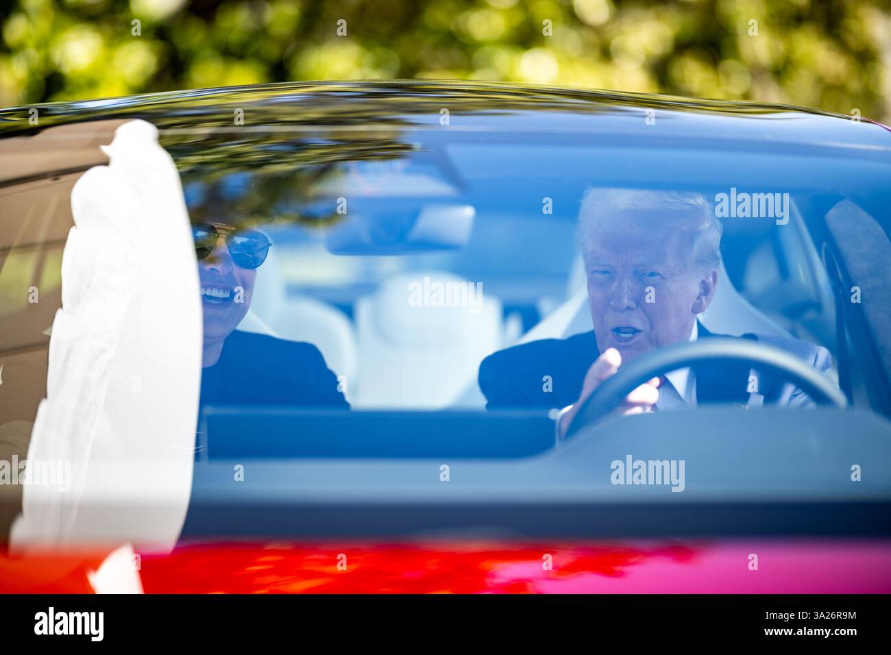 WASHINGTON DC, États-Unis - 11 mars 2025 - le président américain Donald J Trump achète une voiture Tesla sur la pelouse sud de la Maison Blanche à Washington DC, États-Unis sur T. Banque D'Images