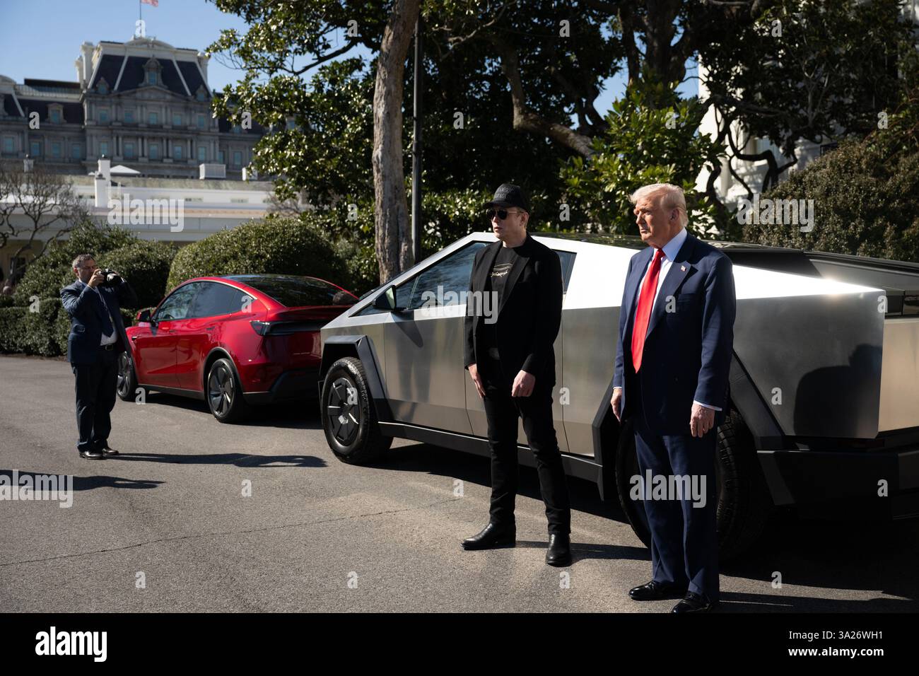 WASHINGTON DC, États-Unis - 11 mars 2025 - le président américain Donald J Trump achète une voiture Tesla sur la pelouse sud de la Maison Blanche à Washington DC, États-Unis sur T. Banque D'Images