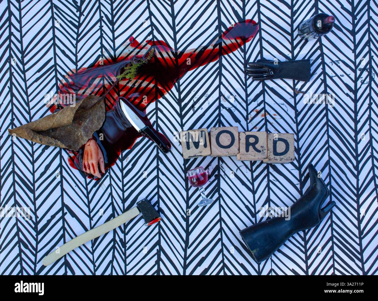 Mot allemand mord dans le concept de scène de crime vrai, tuant des objets comme couteau ou hache, partie du corps, vrai sang sur le fond noir et blanc Banque D'Images