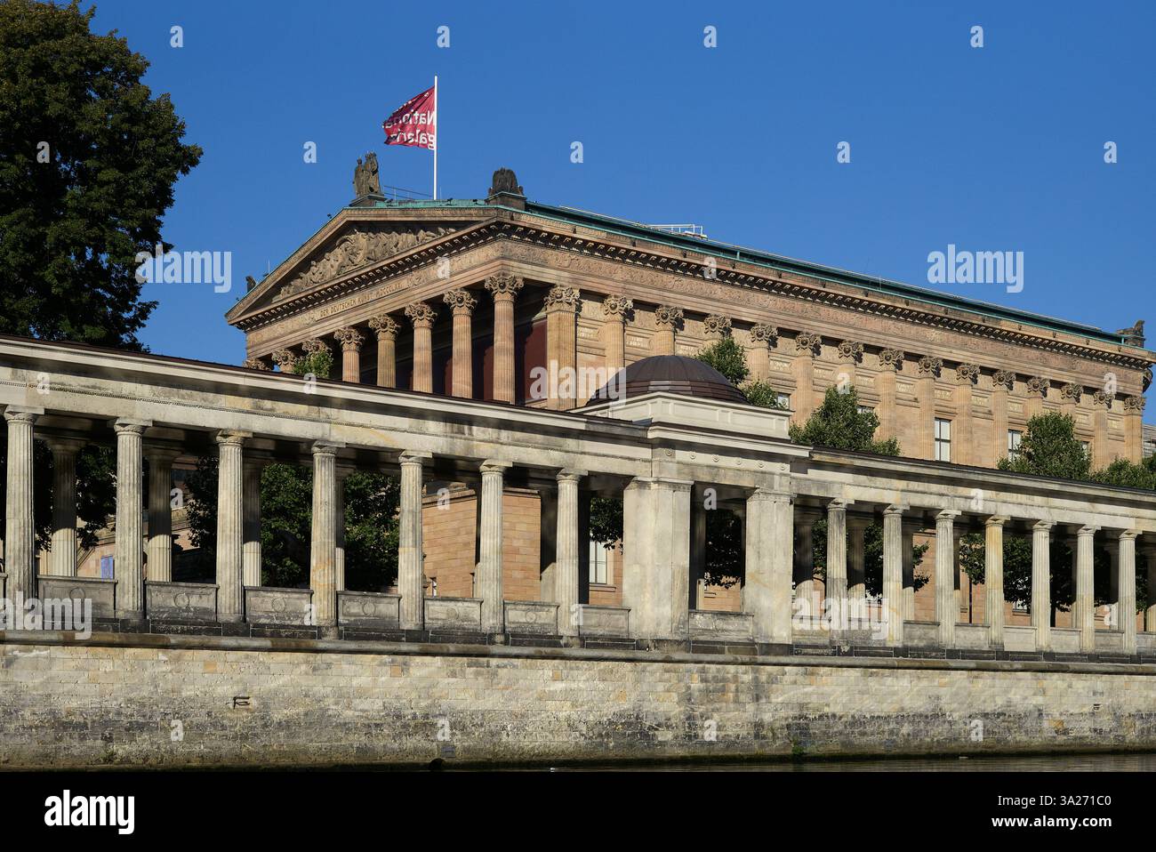 Bâtiment historique du musée avec une architecture néoclassique et drapeau par une journée ensoleillée claire. Berlin, Allemagne Banque D'Images