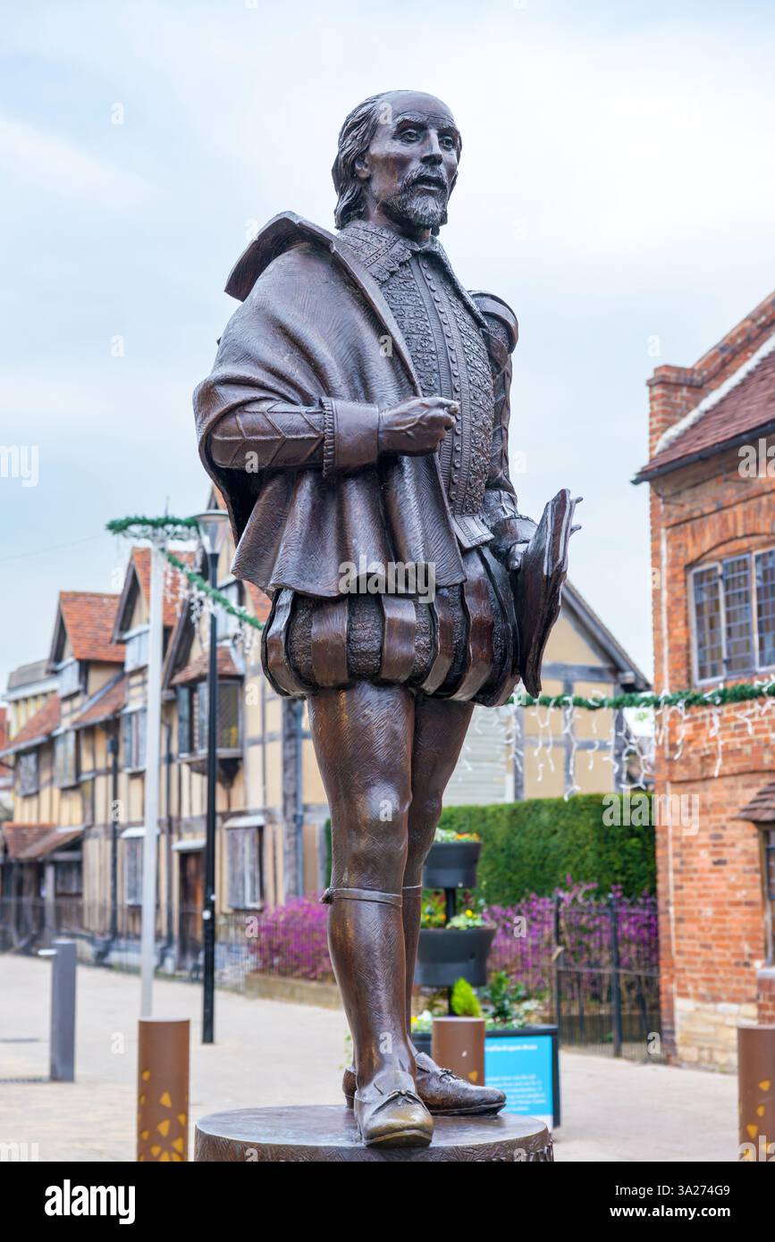 Statue en bronze de William Shakespeare et maison ancestrale en arrière-plan. Stratford-upon-Avon, Angleterre Banque D'Images