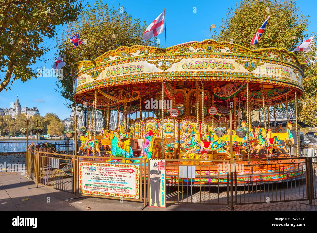 Carrousel de foire sur la promenade Southbank à Londres. Angleterre Banque D'Images