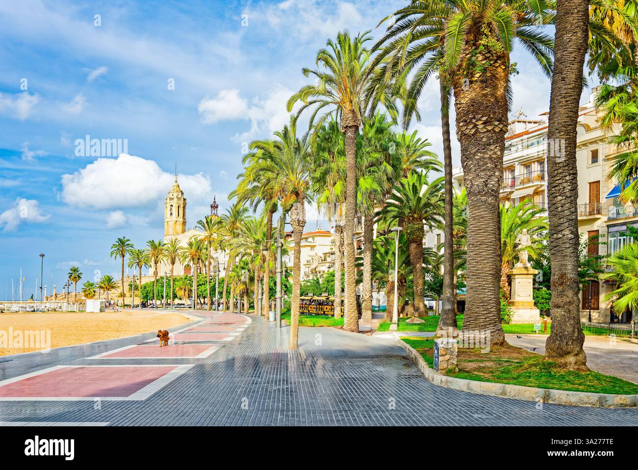 Front de mer de Sitges, une belle ville près de Barcelona.Spain. Banque D'Images