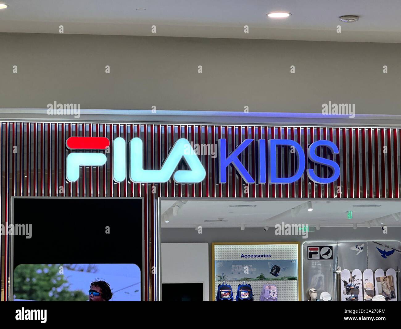 Nanning, Chine - 26 novembre 2023. Magasin Fila Kids. Fila est une marque sud-coréenne athisure dont le siège social est à Séoul. Banque D'Images