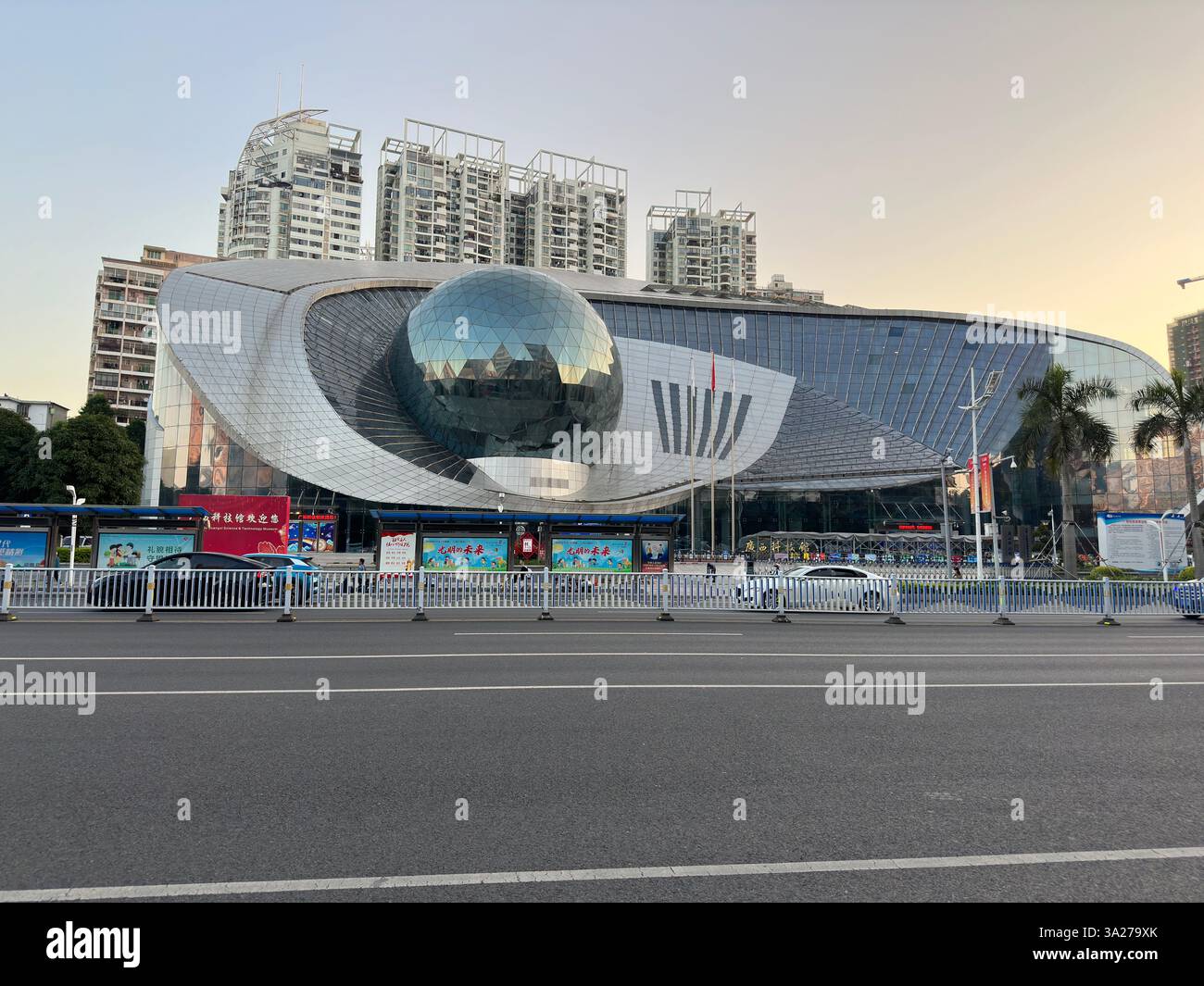 Nanning, Chine - 20 novembre 2023. Musée des sciences et de la technologie de Guangxi. - Image de stock capturée avec un smartphone