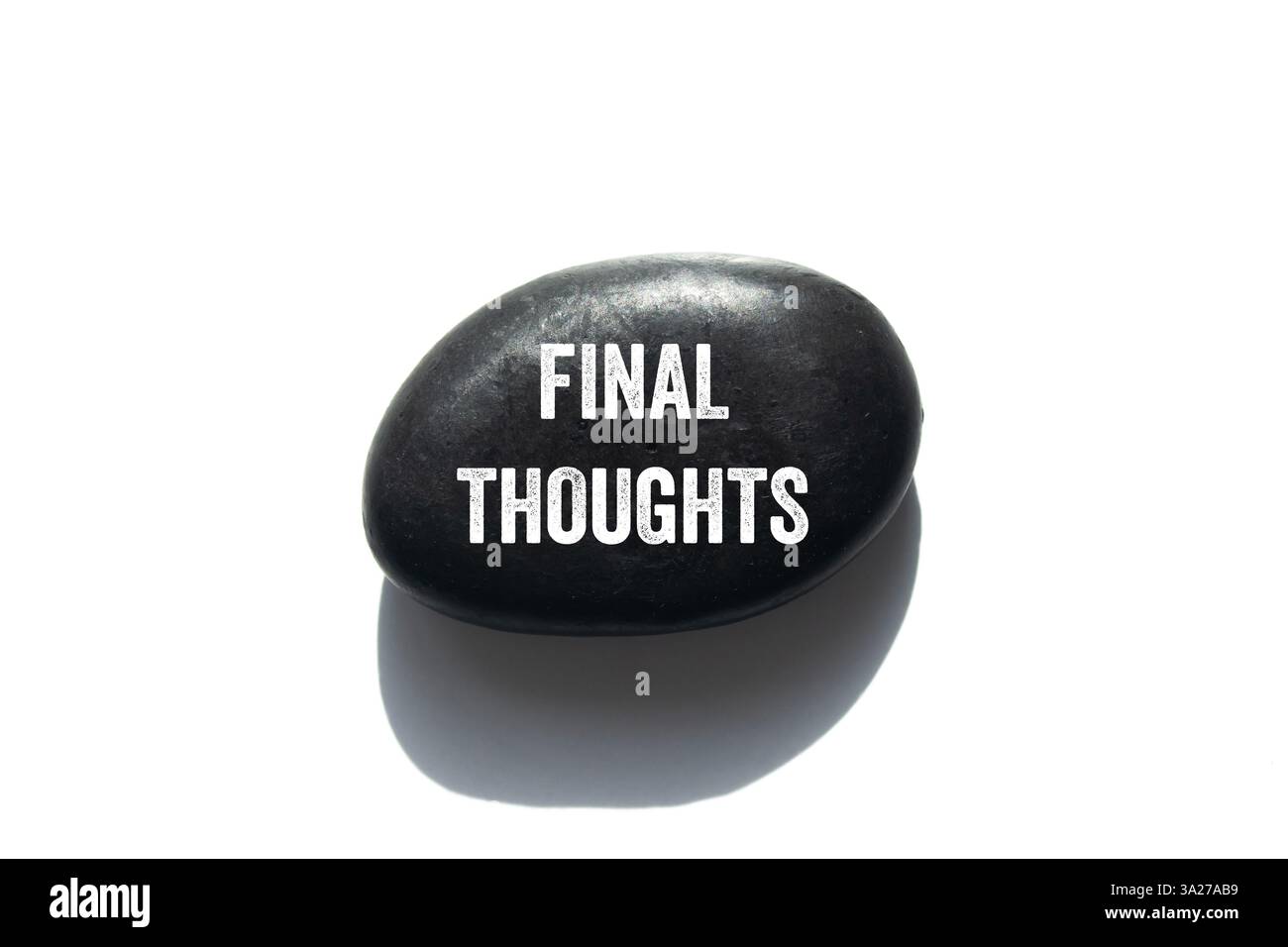 Message final Thoughts écrit sur pierre noire sur fond blanc. Symbole conceptuel des pensées finales. Copier l'espace. Banque D'Images