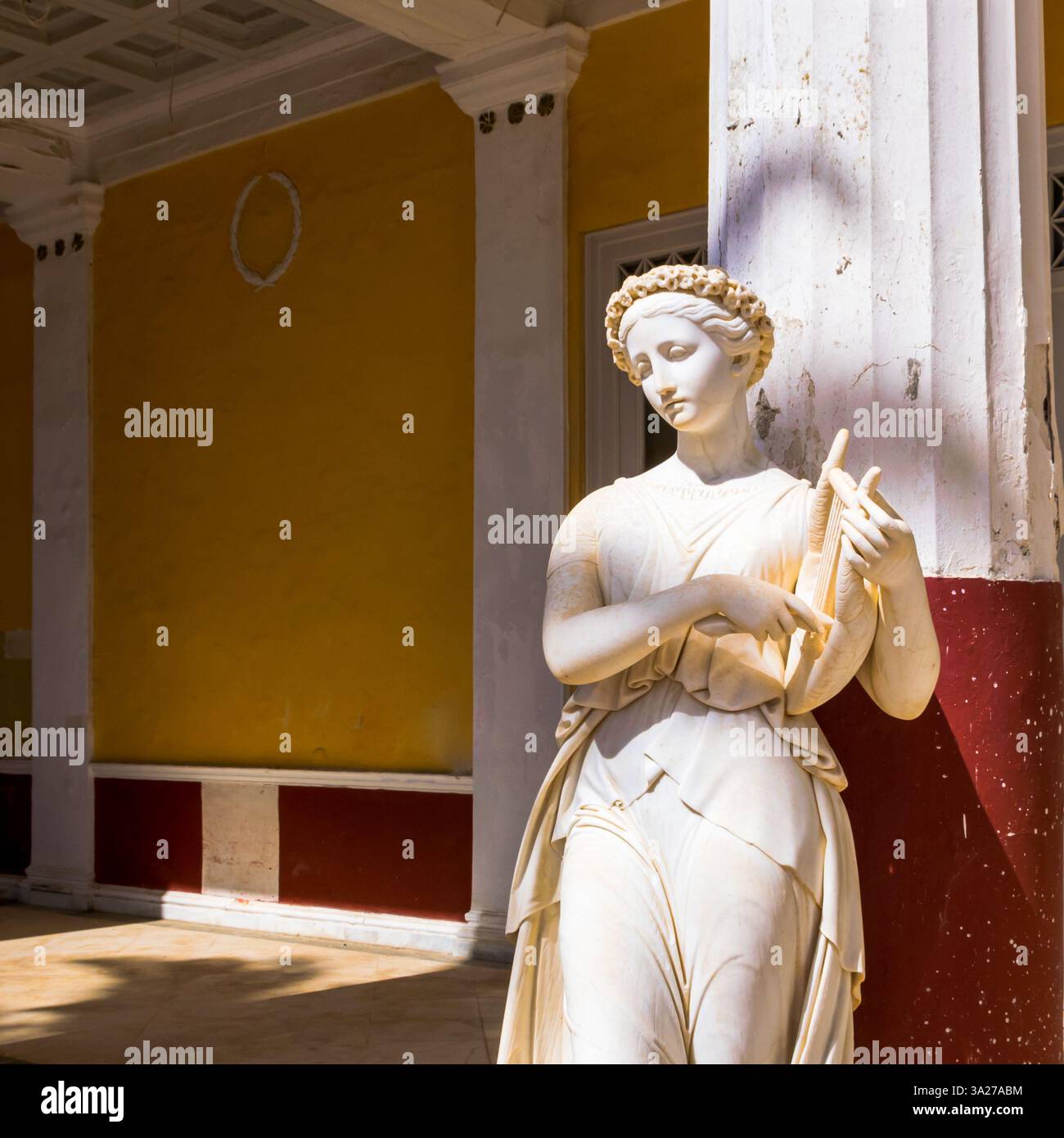 Corfou, Grèce - 6 juin 2024 : statue en marbre blanc de Terpsichore, l'une des neuf Muses et déesse de la danse et du chœur dans le palais d'Achille à Corfou Banque D'Images