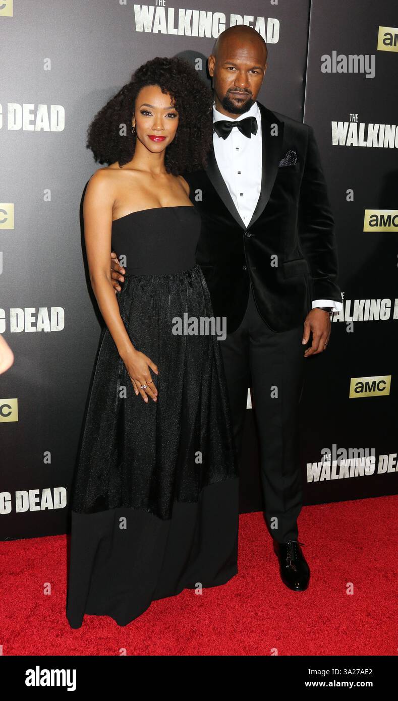 L'actrice Sonequa Martin Green et l'acteur Kenric Green arrivant à la première saison de The Walking Dead au Madison Square Garden le 9 octobre 2015 à New York Banque D'Images