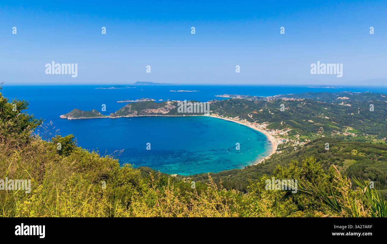 Vue panoramique sur la baie d'Agios Georgios Pagon avec le village d'Afionas et la plage de Porto Timoni sur le cap, île de Corfou, Grèce Banque D'Images