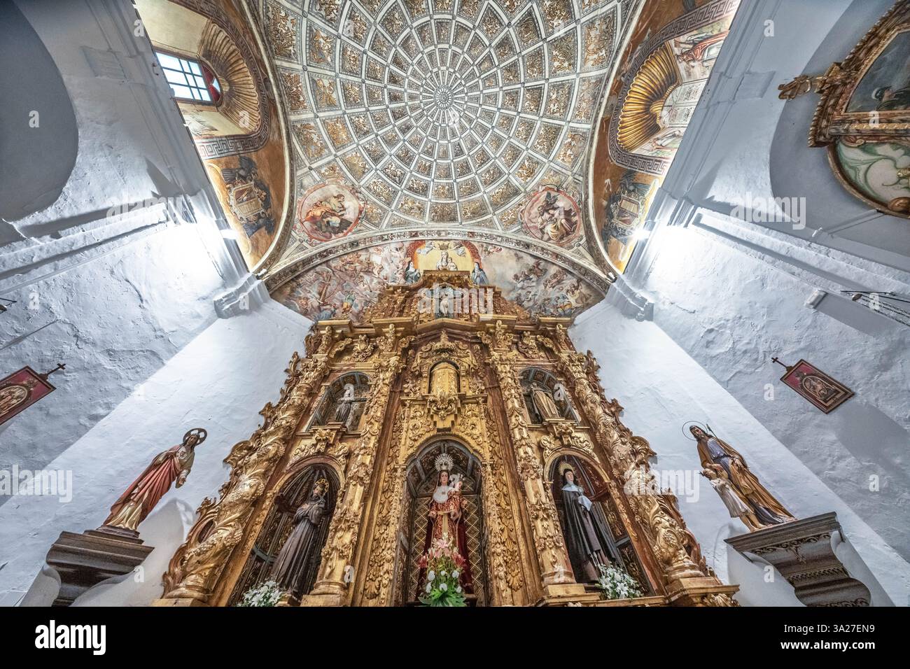 Llerena, Espagne, novembre 30 2024, visitez le superbe retable baroque du couvent Santa Clara du XVIe siècle situé à Llerena, en Estrémadure, en Espagne. Banque D'Images Llerena, Espagne, novembre 30 2024, visitez le superbe retable baroque du couvent Santa Clara du XVIe siècle situé à Llerena, en Estrémadure, en Espagne. Banque D'Images