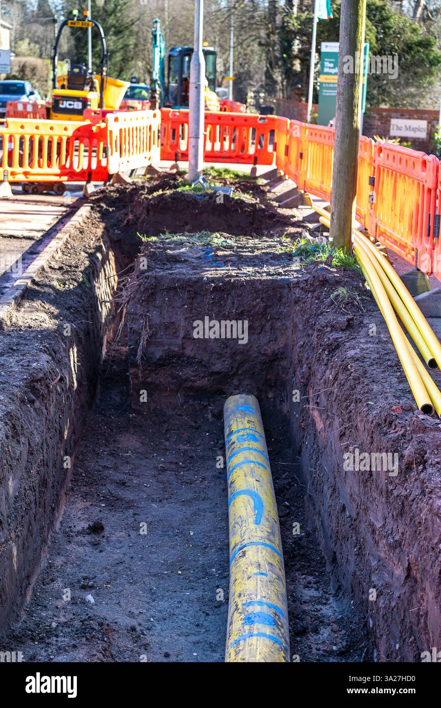 Travaux routiers exposant une canalisation de gaz majeure en bordure d'une route où Cadent effectue des travaux de gaz essentiels. Banque D'Images
