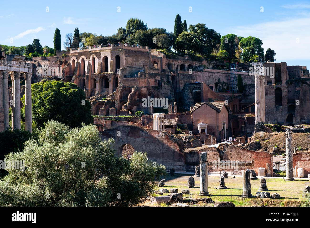Vue sur les ruines de la Rome antique près du Colisée, Italie Banque D'Images