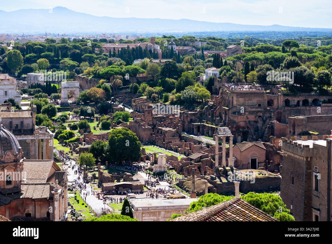 Vue sur les ruines de la Rome antique, y compris l'Arc de Titus près du Colisée, Italie Banque D'Images
