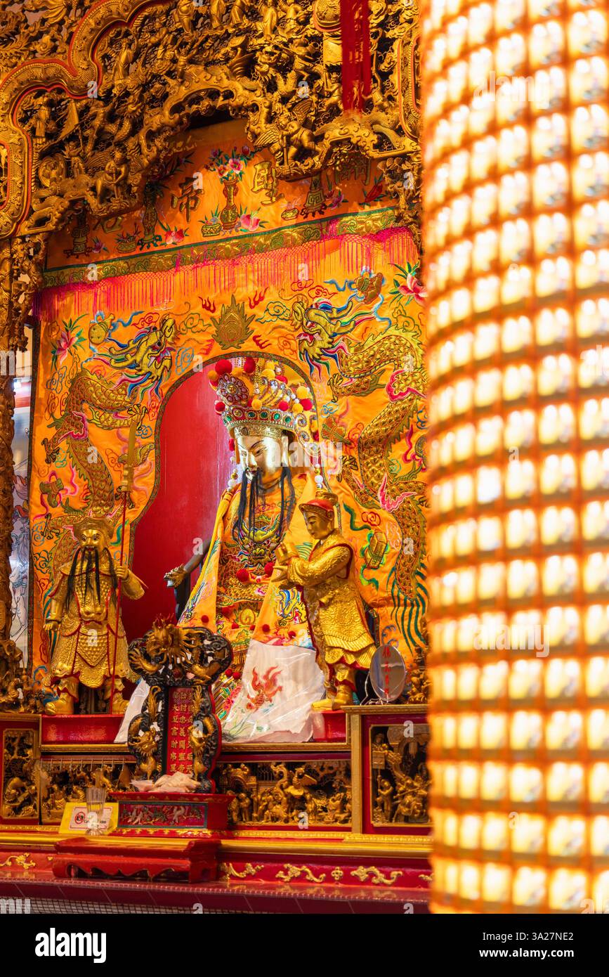 Autel au temple Guan Di, Chinatown, Kuala Lumpur, Selangor, Malaisie Banque D'Images Autel au temple Guan Di, Chinatown, Kuala Lumpur, Selangor, Malaisie Banque D'Images