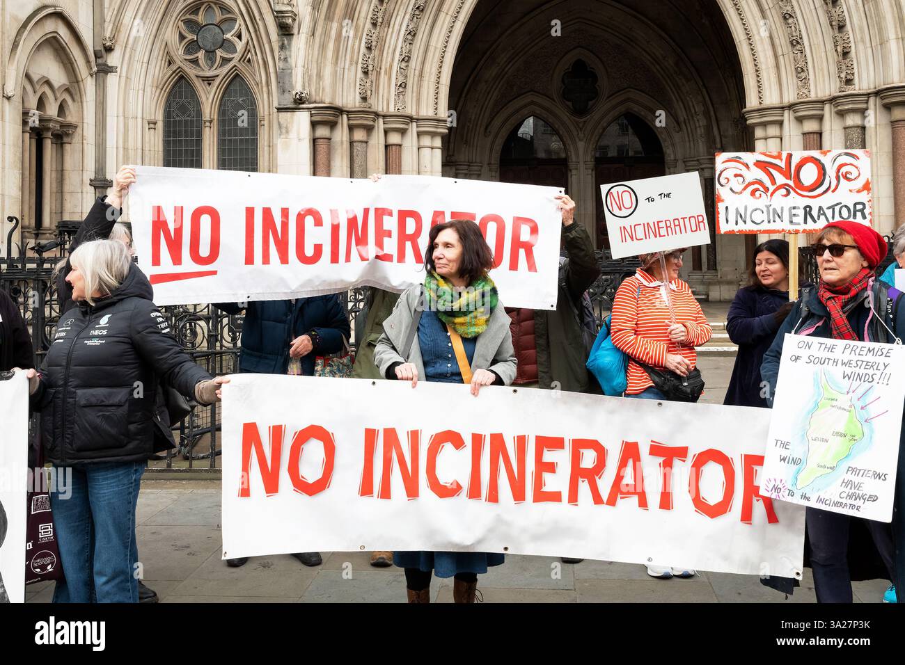 Londres, Royaume-Uni 12 mars 2025. Les partisans de la campagne Stop Portland Waste Incinerator se rassemblent devant les cours royales de justice après avoir voyagé en autocar de Portland, Dorset, pour le début de la révision statutaire. Crédit : Stephen Bell/Alamy Live News. Banque D'Images