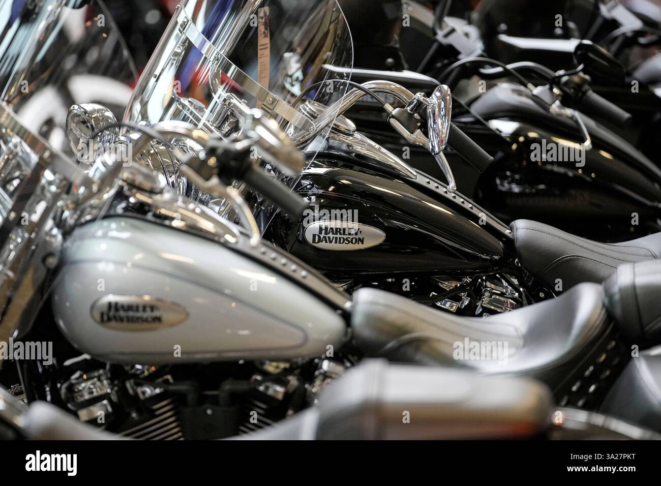 American Harley Davidson motorbikes are seen at the shop of a retailer in Duesseldorf, Germany, Wednesday, March 12, 2025. (AP Photo/Martin Meissner) Banque D'Images