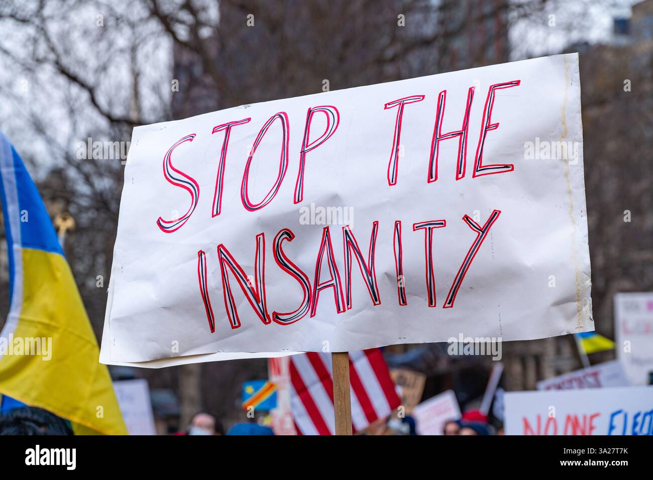 Boston, ma, États-Unis-4 mars 2025 : manifestation anti-Trump à Boston Common organisée par le mouvement 50501 avec la lecture de panneau Stop the Insanity. Banque D'Images
