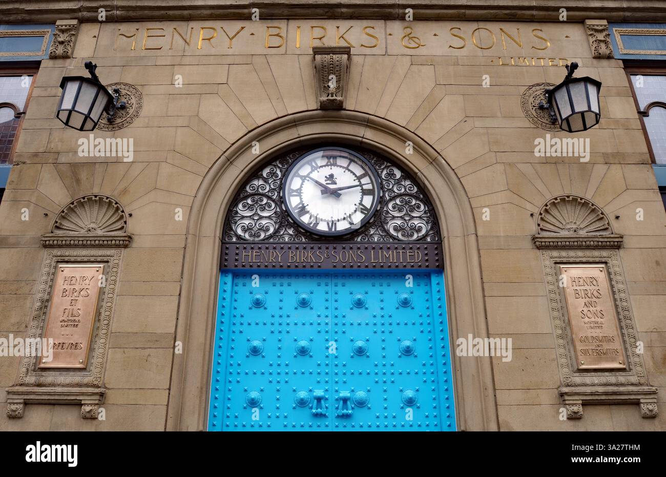 La bijouterie historique Henry Birks & sons se trouve au carré Phillips au centre-ville de Montréal. Banque D'Images
