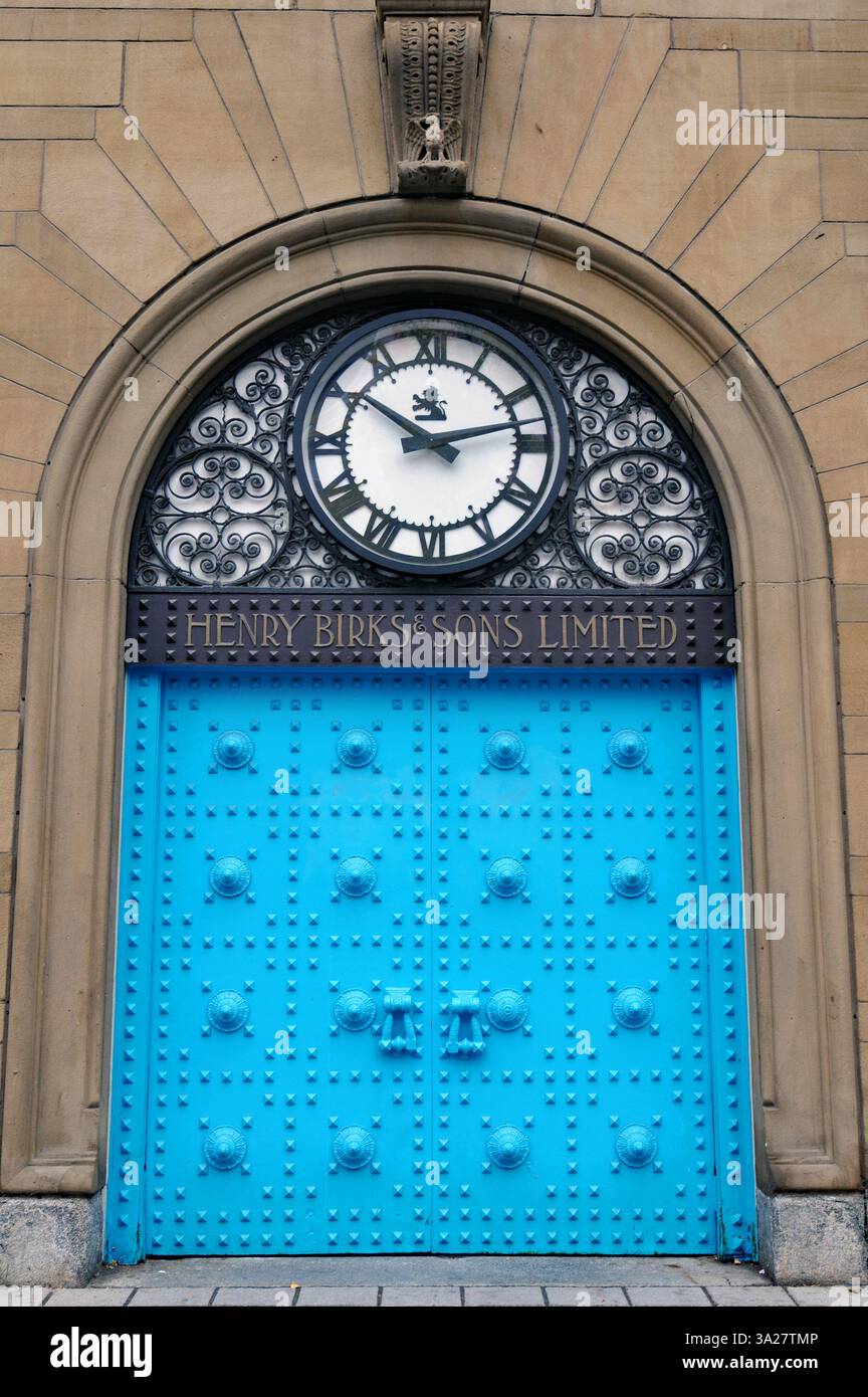 Avec son horloge distinctive, la bijouterie historique Henry Birks & sons se trouve au carré Phillips au centre-ville de Montréal. Banque D'Images