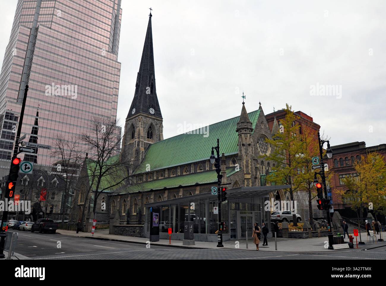 La cathédrale historique Christ Church se trouve à l'ombre de la Tour KPMG au centre-ville de Montréal. Banque D'Images