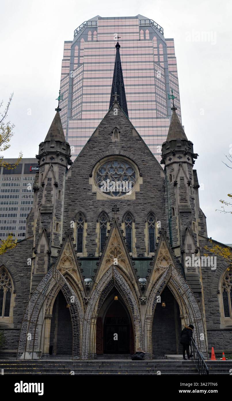 La cathédrale historique Christ Church se trouve à l'ombre de la Tour KPMG au centre-ville de Montréal. Banque D'Images