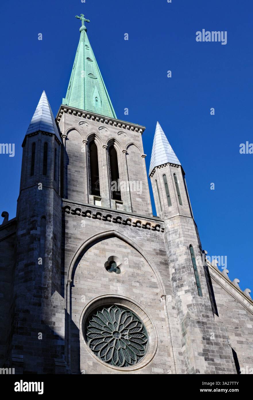 Vue extérieure de la basilique historique Saint-Patrick au centre-ville de Montréal. Banque D'Images