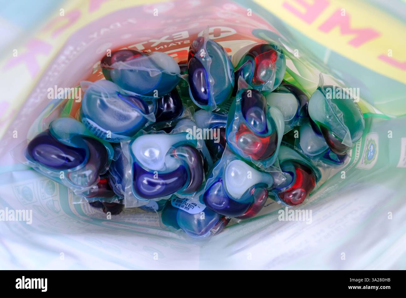 sachets de détergent pour lave-linge dans un sac d'emballage en plastique Banque D'Images