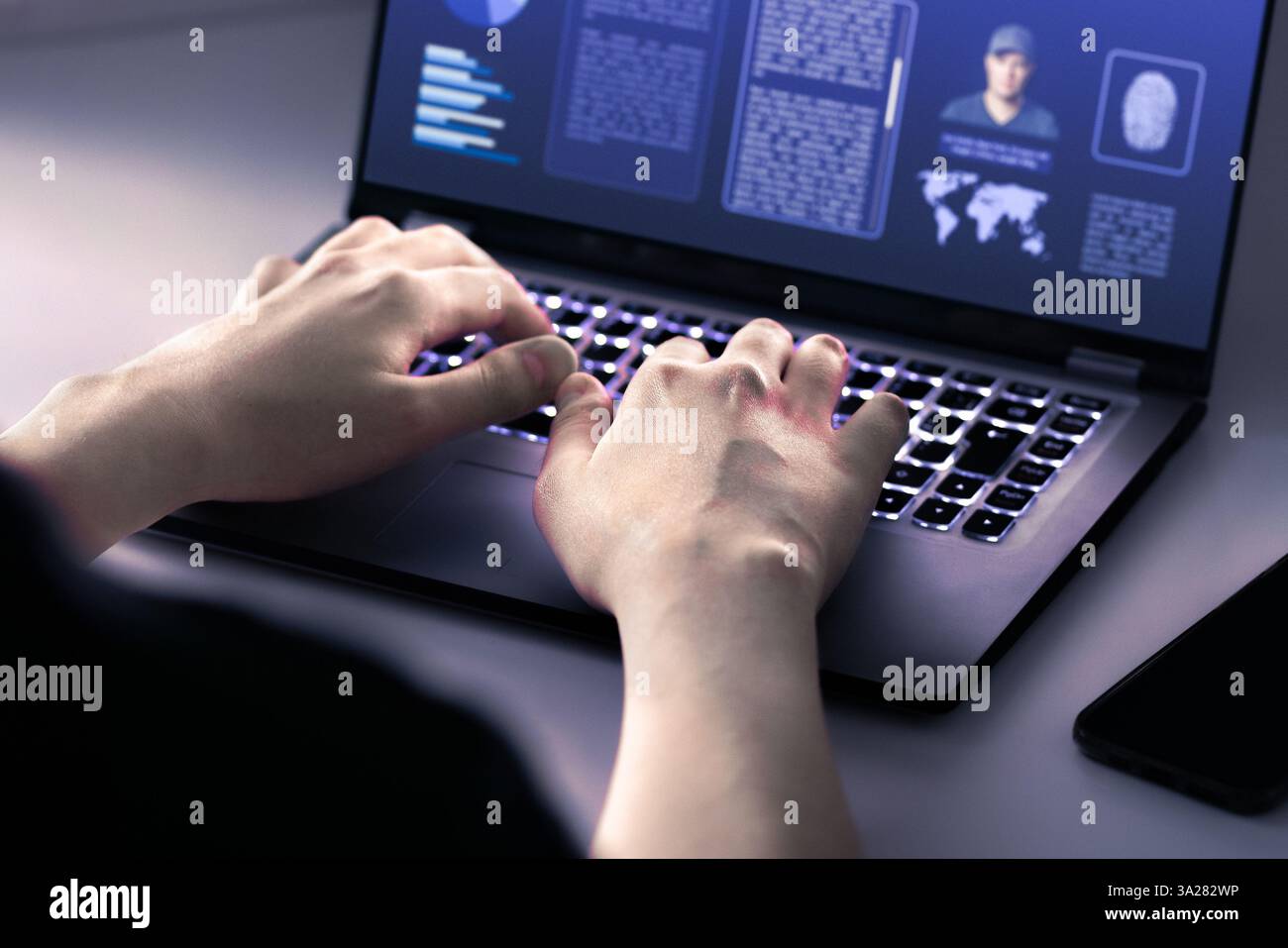 Police enquêtant avec un ordinateur dans le bureau. FBI ou CIA. Recherche numérique des preuves. Rapport sur la justice pénale. Détective privé utilisant un ordinateur portable. Banque D'Images