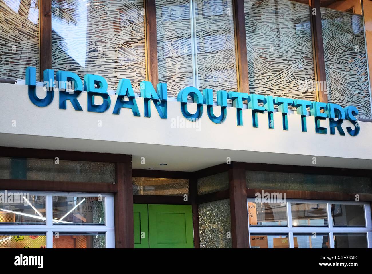 Honolulu, HI - 16 janvier 2025 : entrée et signalisation du magasin de vêtements de la marque Urban Outfitters à Waikiki Banque D'Images