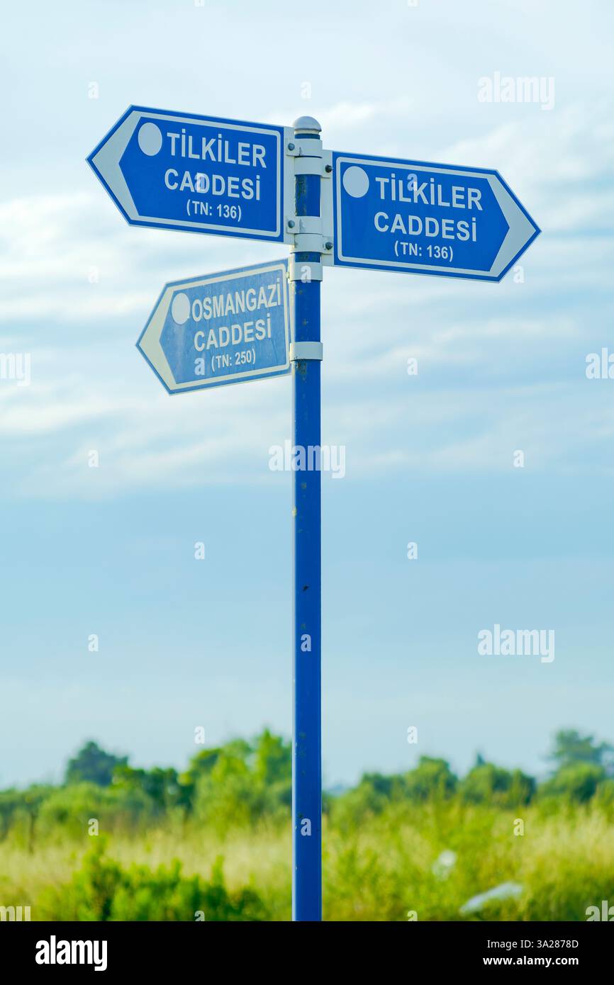 Un panneau de signalisation sur une rue de Türkiye Banque D'Images