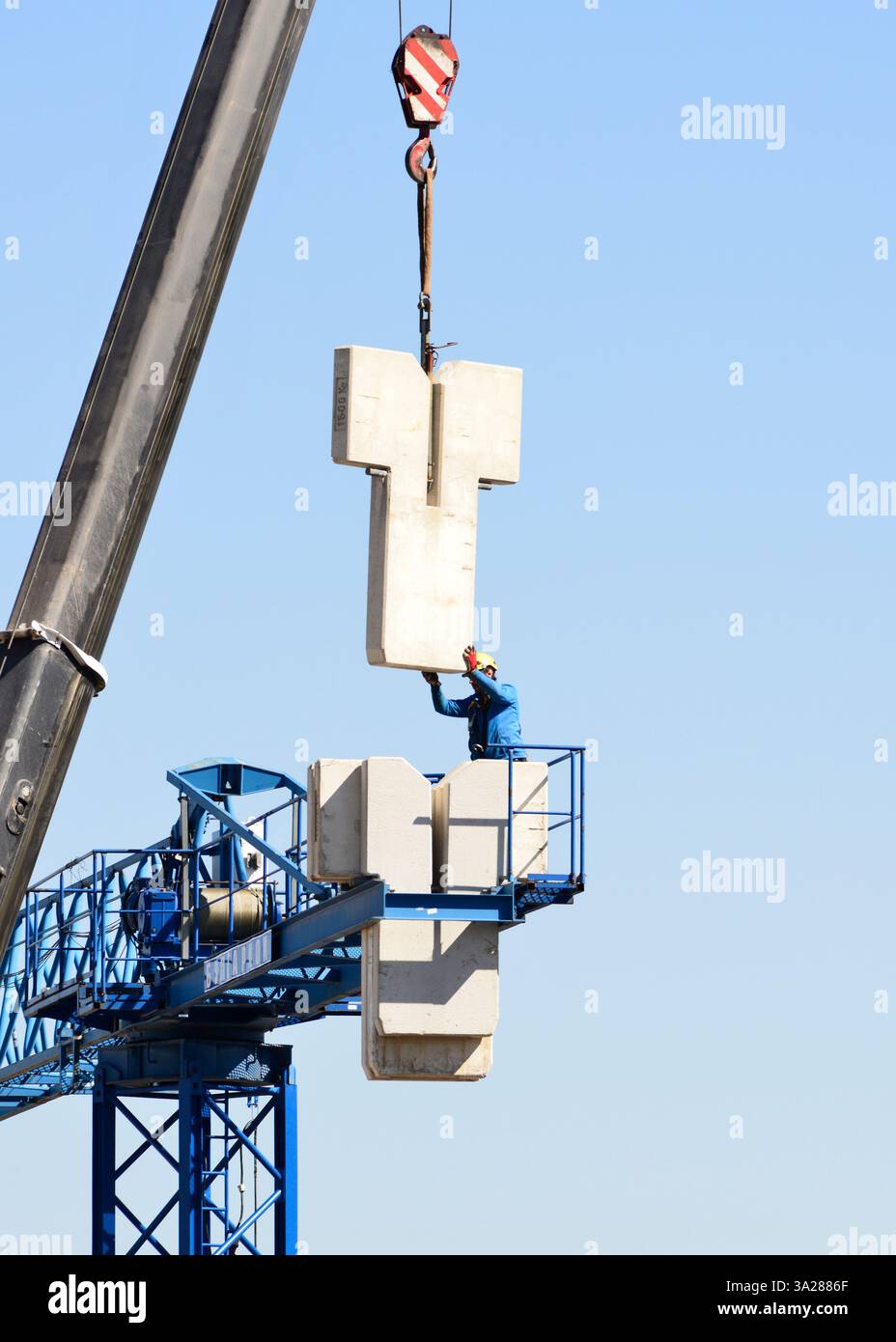 gréement de grue, assemblage de grue, ouvrier de grue, travail en hauteur, ouvrier de construction, grue à tour, grue, assemblage, gréement, mise en place, ouvrier, occupat Banque D'Images