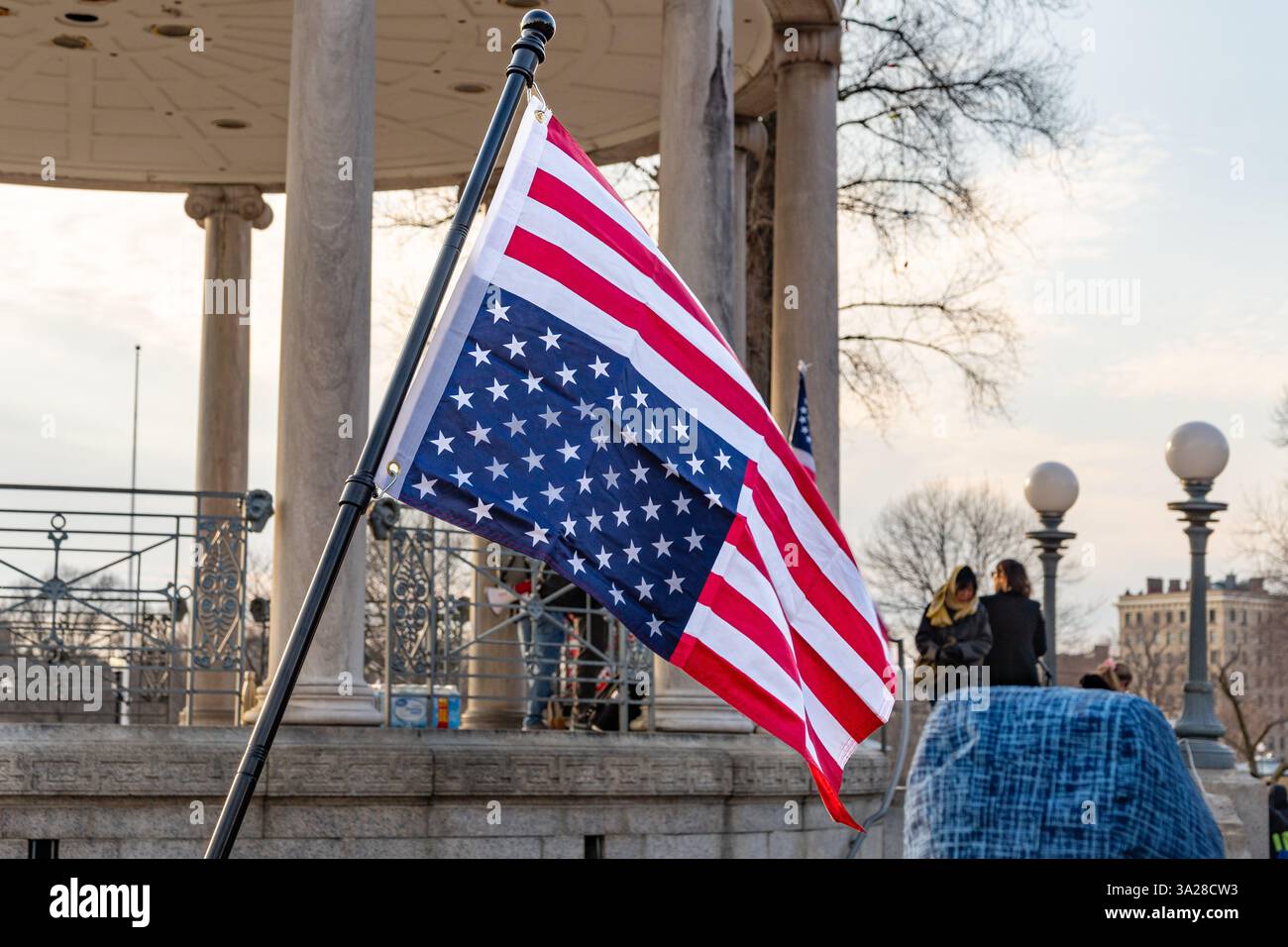 Boston, ma, États-Unis-4 mars 2025 : manifestation anti-Trump à Boston Common organisée par le mouvement 50501 avec drapeau américain renversé. Banque D'Images