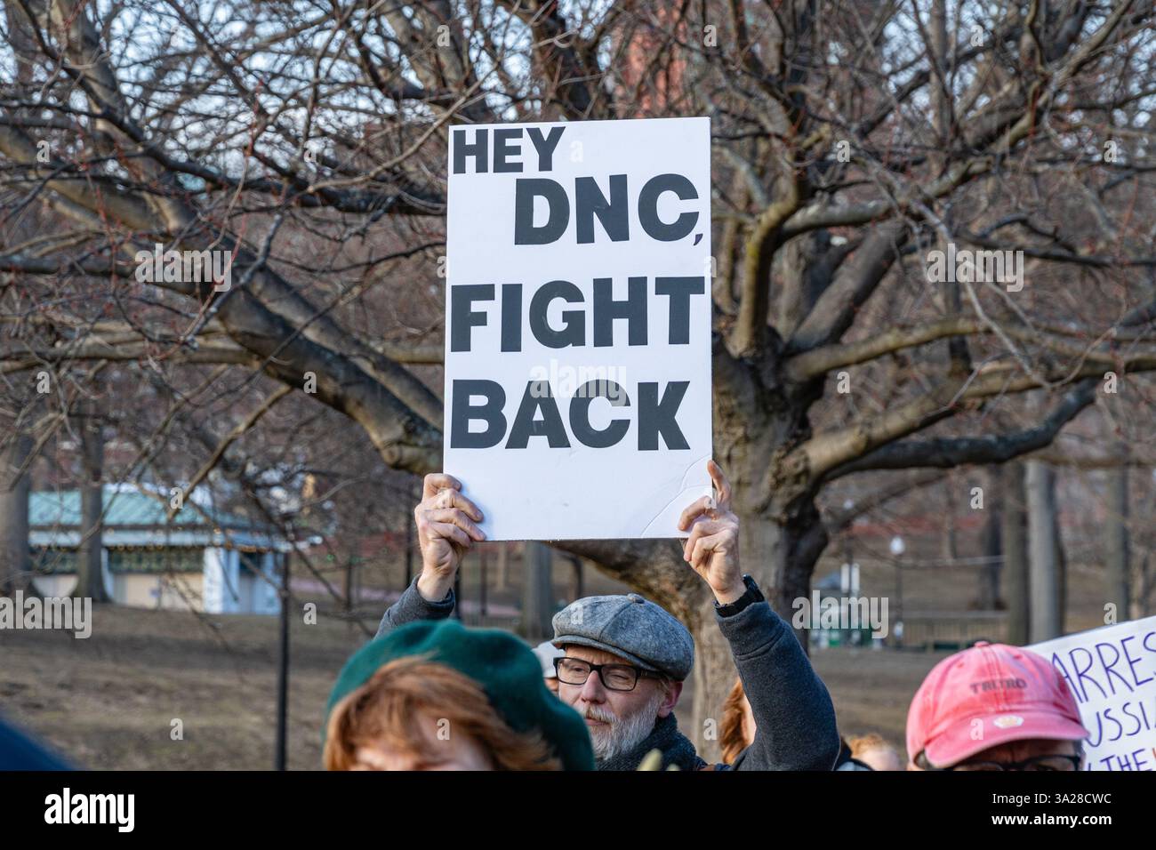 Boston, ma, États-Unis-4 mars 2025 : manifestation anti-Trump à Boston Common organisée par le mouvement 50501 avec la lecture de panneau DNC Fight Back. Banque D'Images