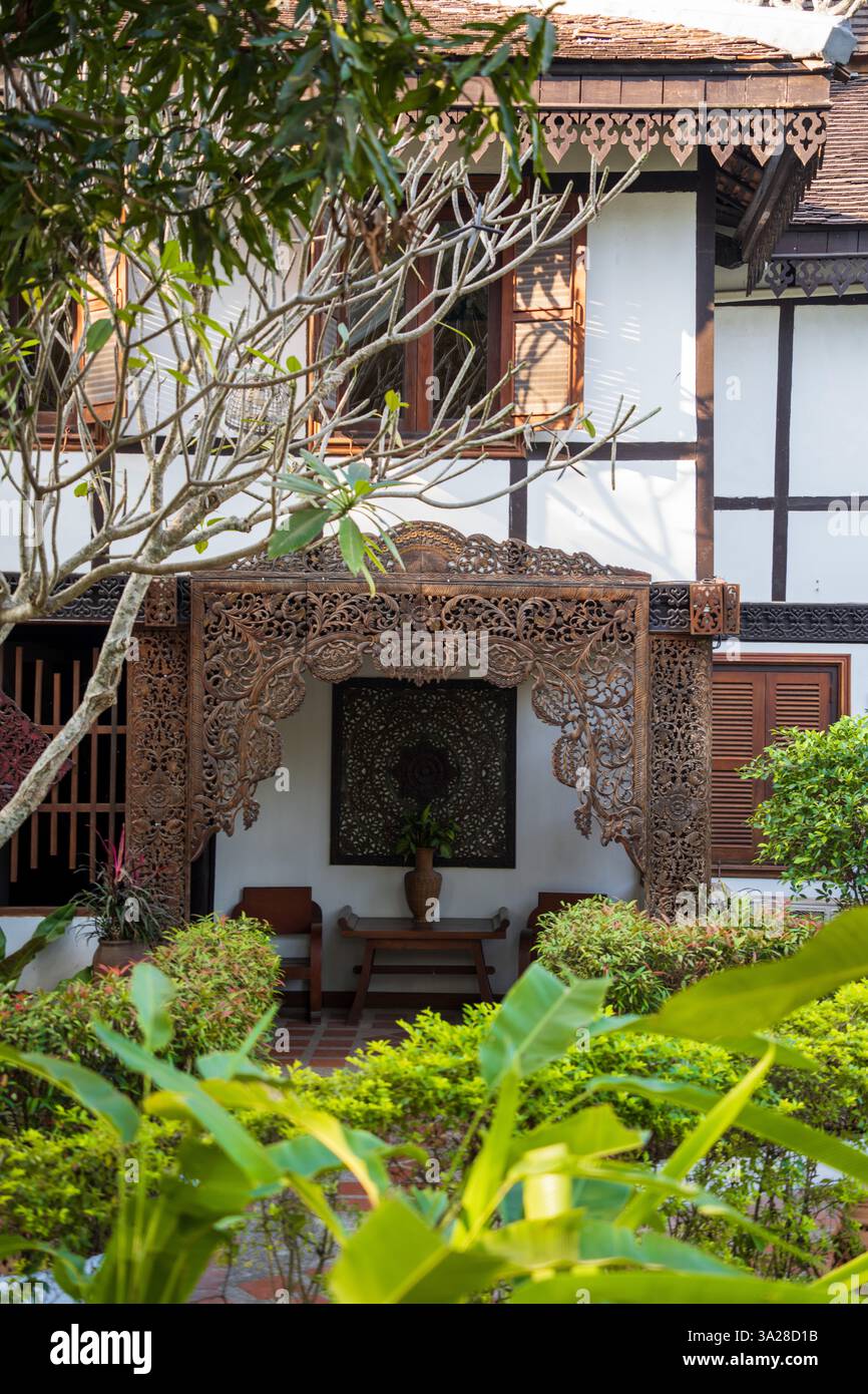 Belle architecture d'Asie du Sud-est, artisanat du bois, maison traditionnelle du Laos Banque D'Images