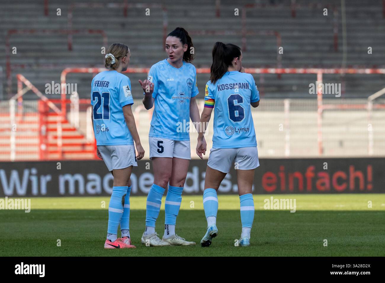 Gesprächsbedarf BEI Andernachs Isabel Pfeiffer (21 Andernach), Kathrin Schermuly (5 Andernach)und Lisa Kossmann (6 Andernach). Banque D'Images