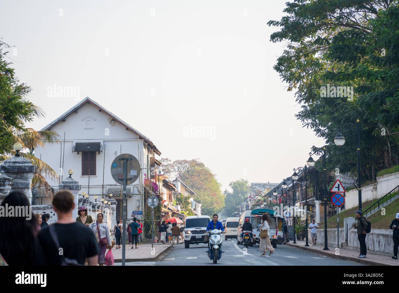 Scène de rue de la vieille ville de Luang Prabang, Laos. Architecture coloniale française, zone patrimoniale Banque D'Images