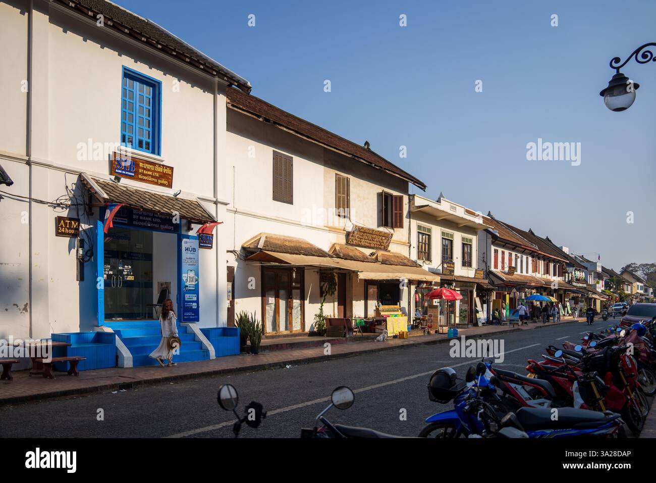 Scène de rue de la vieille ville de Luang Prabang, Laos. Architecture coloniale française, zone patrimoniale Banque D'Images