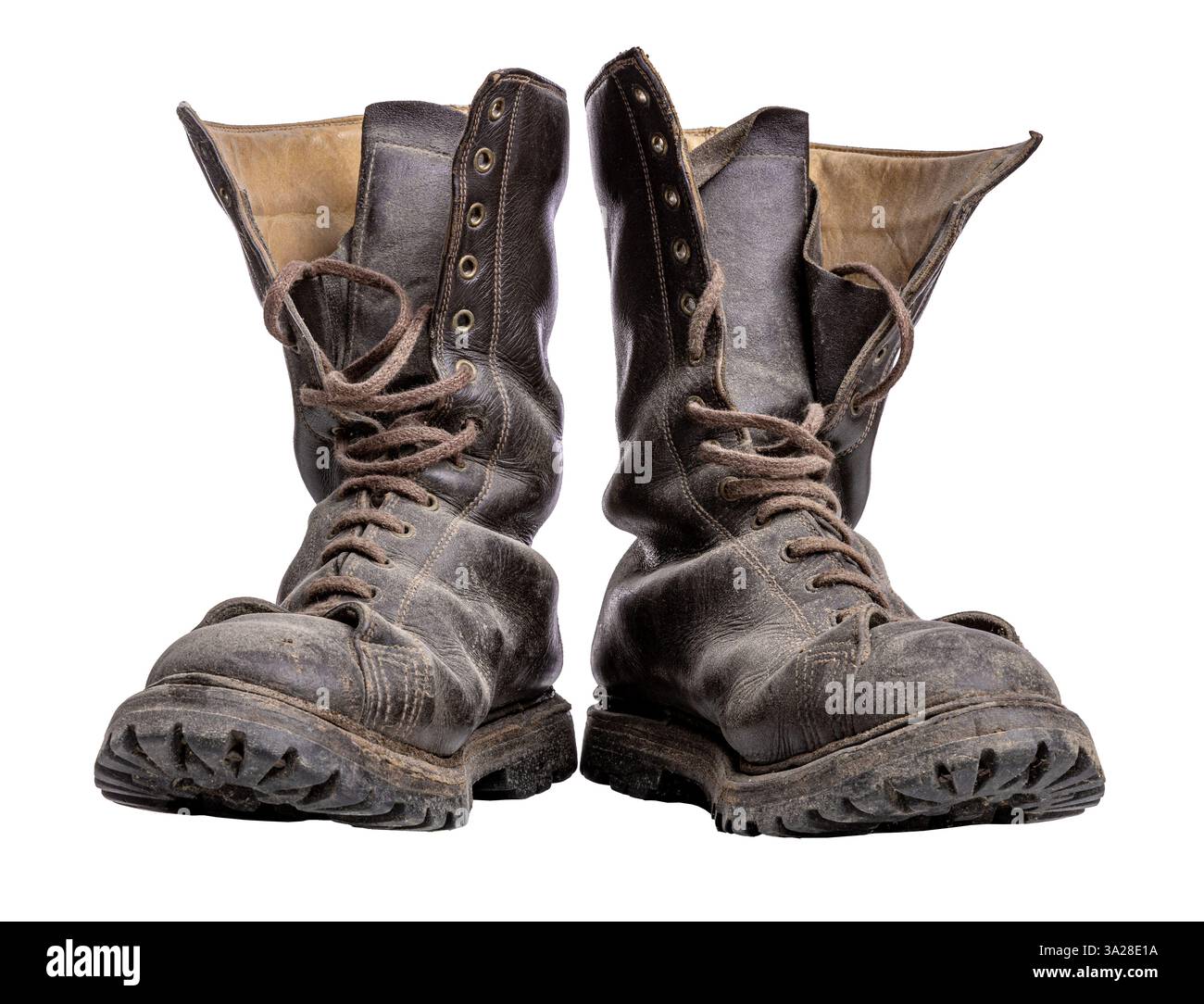 Vieilles bottes en cuir sale debout sur fond transparent Banque D'Images