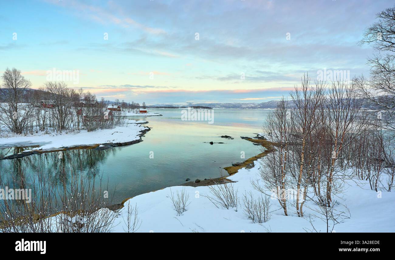 Paysage hivernal côtier moody près de Gibostad sur l'île Senja dans le nord de la Norvège Banque D'Images