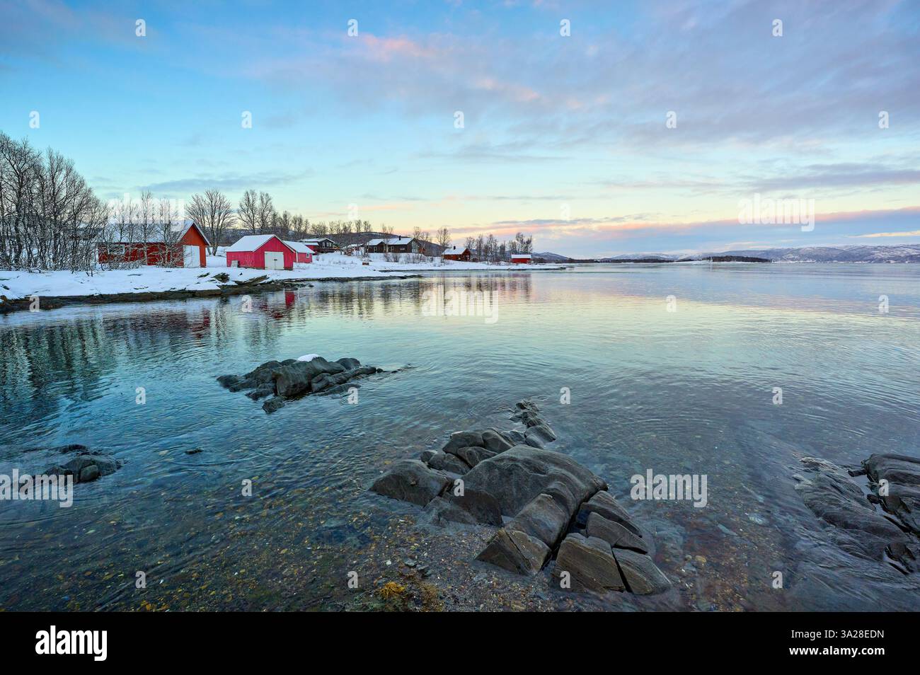 Paysage hivernal côtier moody près de Gibostad sur l'île Senja dans le nord de la Norvège Banque D'Images