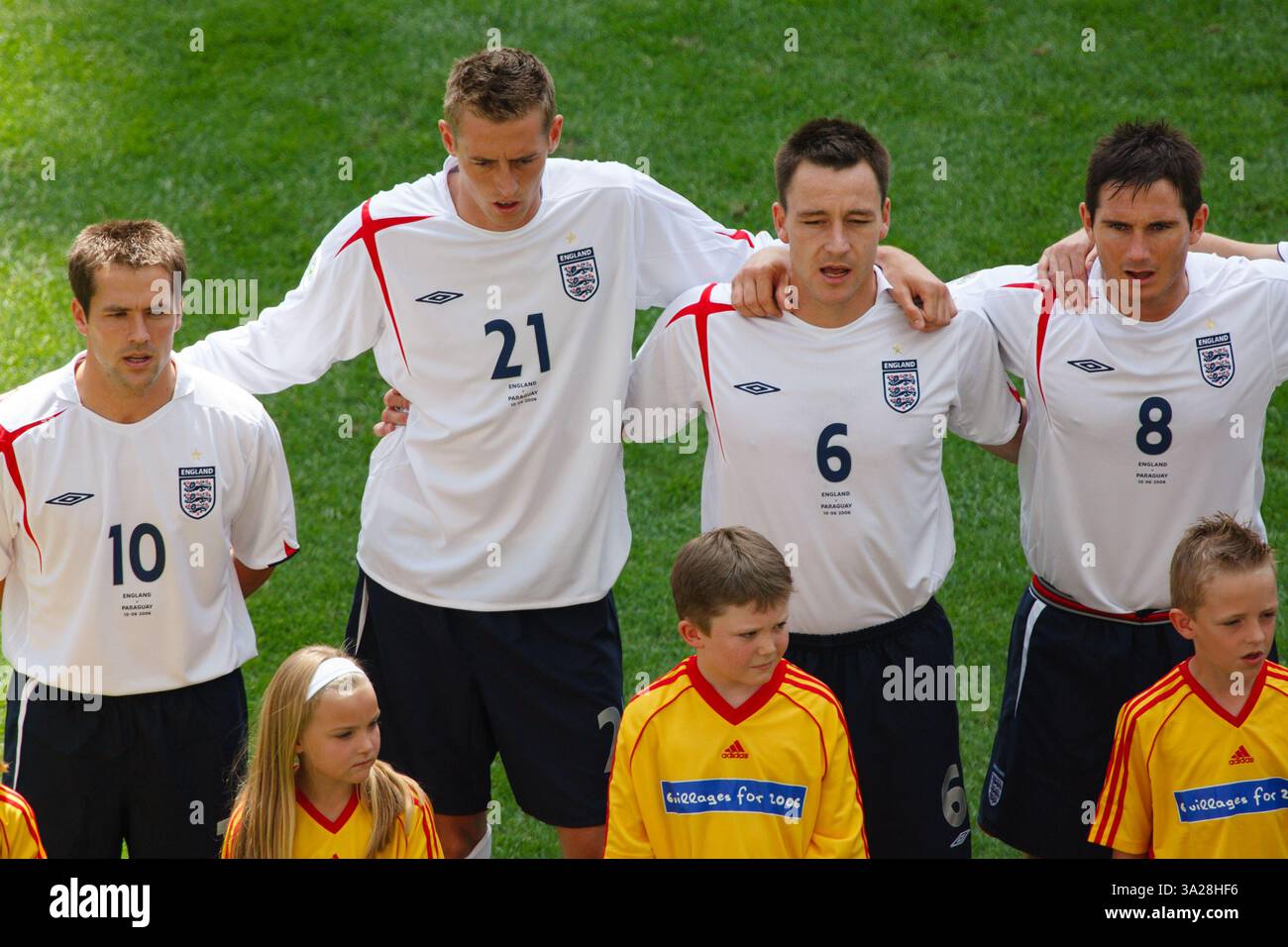 Les joueurs anglais Michael Owen (10 ans), Peter Crouch (21 ans), John Terry (6 ans) et Frank Lampard (8 ans) chantent l'hymne national avant un match de la Coupe du monde B contre le Paraguay le 10 juin 2006 à Francfort, en Allemagne. Usage éditorial exclusif. Utilisation commerciale interdite. (Photographie de Jonathan Paul Larsen / Diadem images) Banque D'Images