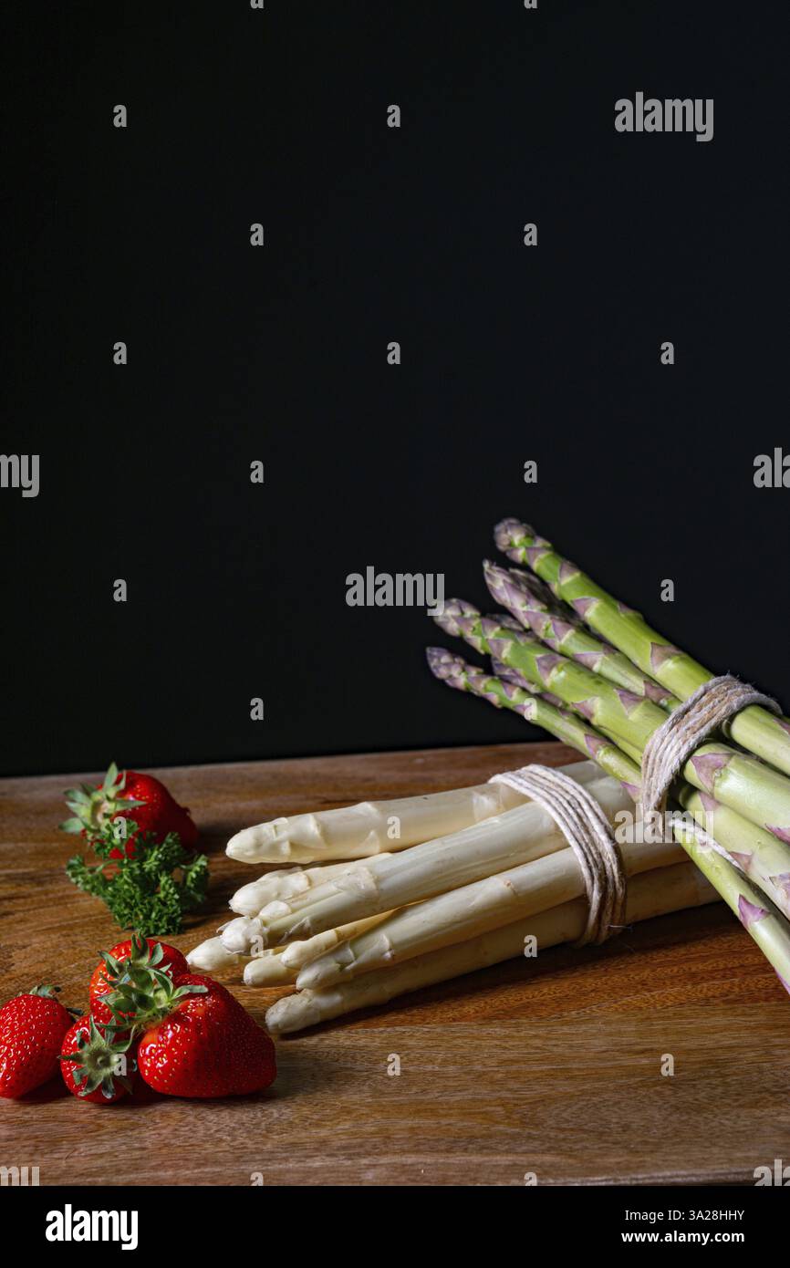 Asperges vertes et blanches sur la table Banque D'Images