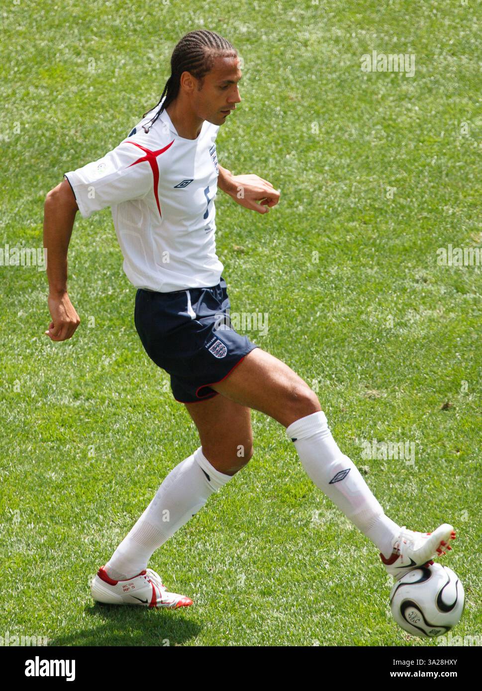 Rio Ferdinand de l'Angleterre en action lors d'un match de Coupe du monde B contre le Paraguay le 10 juin 2006 à Francfort, en Allemagne. Usage éditorial exclusif. Utilisation commerciale interdite. (Photographie de Jonathan Paul Larsen / Diadem images) Banque D'Images