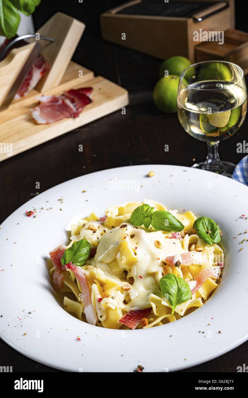 Tagliatelles à la sauce Gorgonzola Masarpone et jambon Banque D'Images