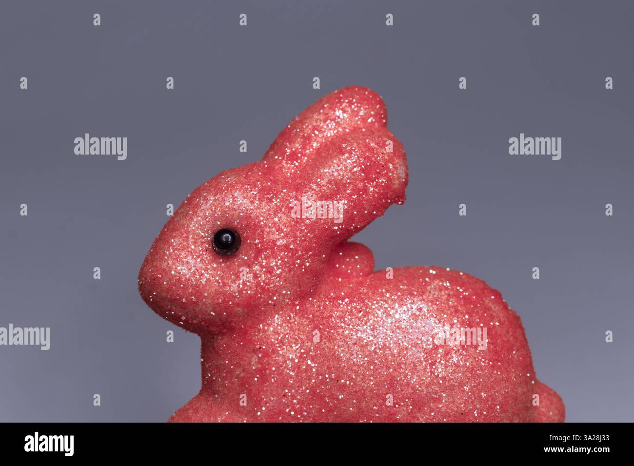 Joli lapin de Pâques rose isolé sur fond bleu Banque D'Images