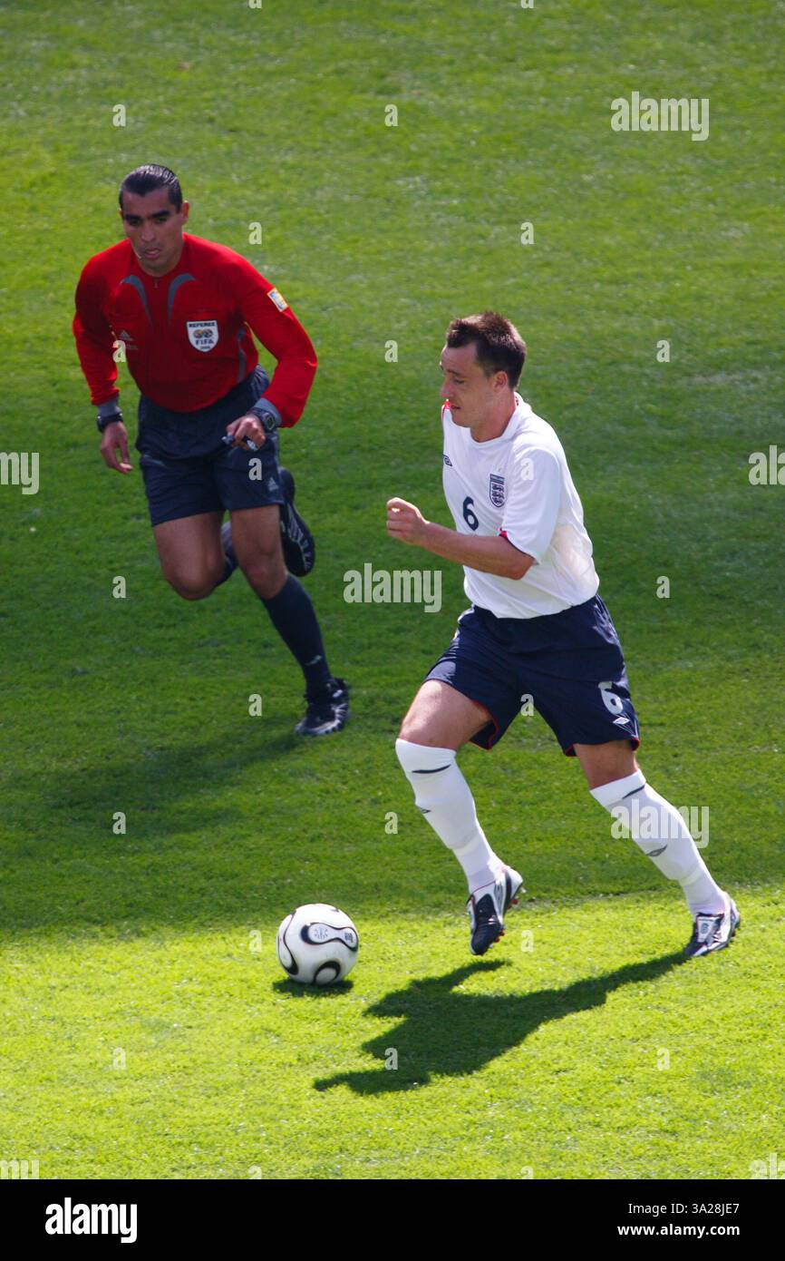 Le joueur anglais John Terry sur le ballon lors d'un match du groupe B de la Coupe du monde de la FIFA contre le Paraguay le 10 juin 2006 à Francfort, en Allemagne. Usage éditorial exclusif. Utilisation commerciale interdite. (Photographie de Jonathan Paul Larsen / Diadem images) Banque D'Images