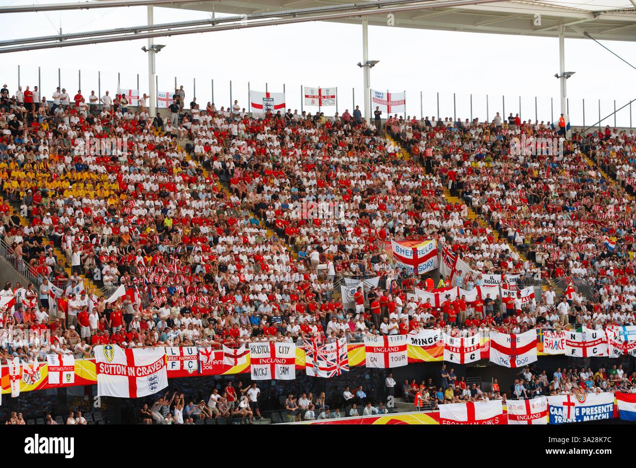 Supporters anglais lors du match de la Coupe du monde B entre le Paraguay et l'Angleterre le 10 juin 2006 à Francfort, Allemagne. Usage éditorial exclusif. Utilisation commerciale interdite. (Photographie de Jonathan Paul Larsen / Diadem images) Banque D'Images