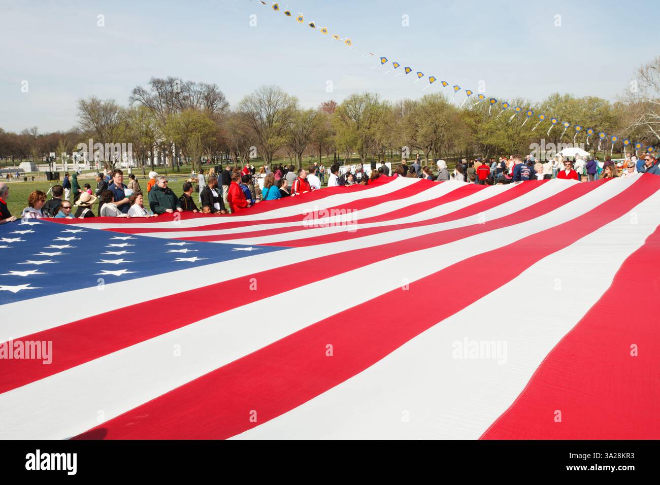 Des bénévoles tiennent un grand drapeau américain lors de l'hymne national au Smithsonian Kite Festival sur le National Mall le 31 mars 2007 à Washington, DC. (Photographie de Jonathan Paul Larsen / Diadem images) Banque D'Images