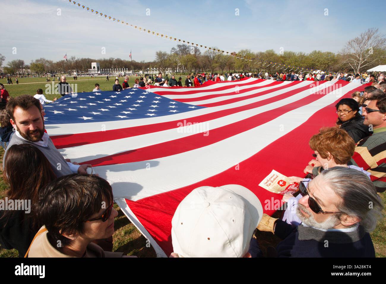 Des bénévoles tiennent un grand drapeau américain lors de l'hymne national au Smithsonian Kite Festival sur le National Mall le 31 mars 2007 à Washington, DC. (Photographie de Jonathan Paul Larsen / Diadem images) Banque D'Images
