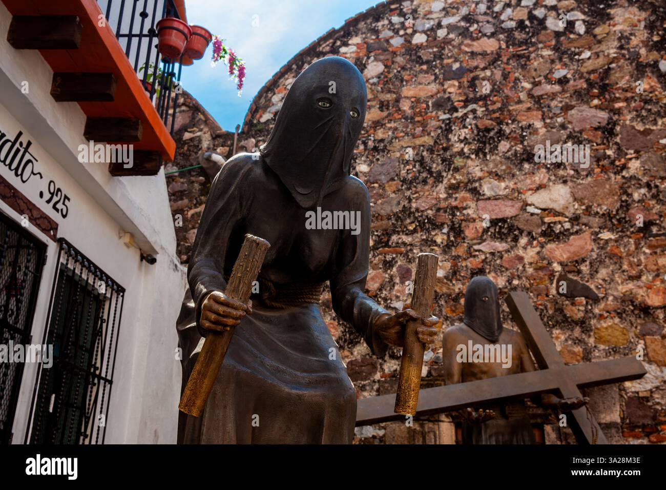 Taxco, Mexique - 18 novembre 2024 : Monument aux processions traditionnelles de la semaine Sainte dans la magnifique ville magique de Taxco de Alarcon. Âmes pénitentes Banque D'Images